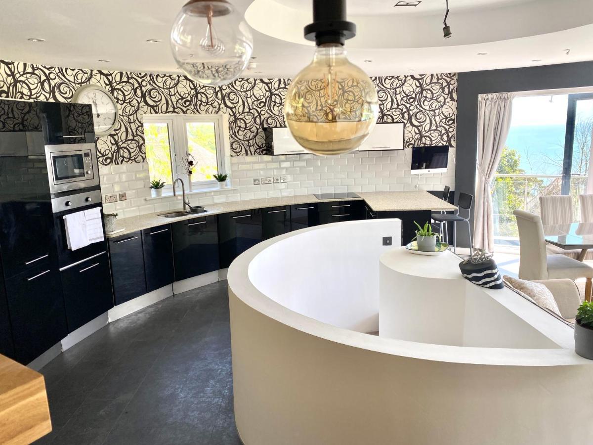 One Of The Best Properties In Lyme! Breathtaking Views Across The Whole Bay. 3 Stories With 2 Tier Veranda Around The Property. Sleeps 6 Lyme Regis Exteriér fotografie