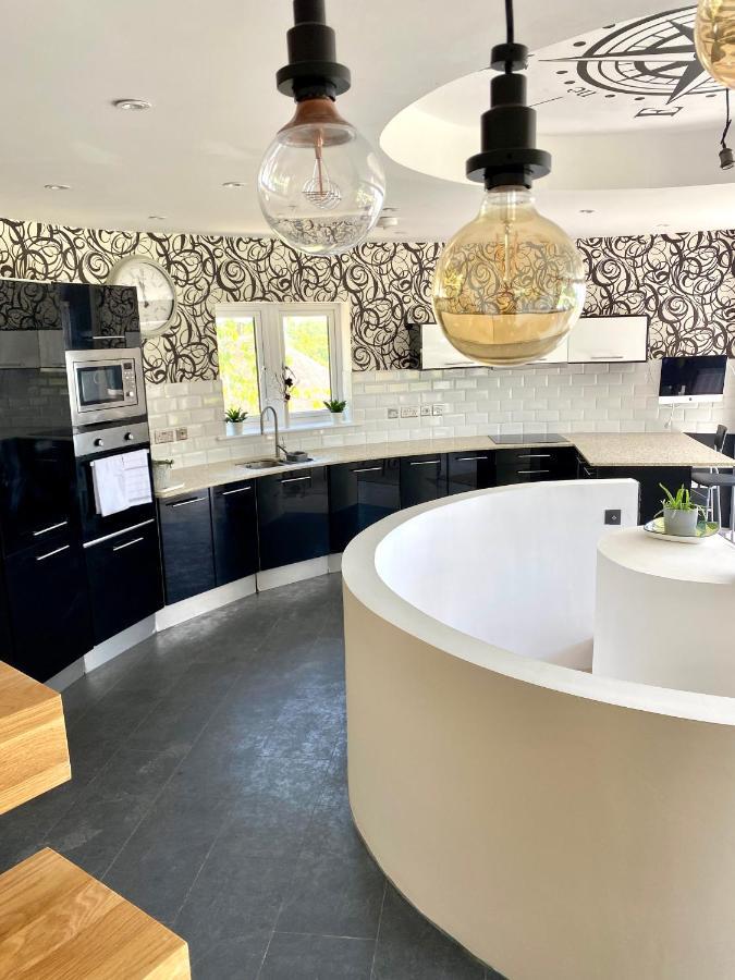 One Of The Best Properties In Lyme! Breathtaking Views Across The Whole Bay. 3 Stories With 2 Tier Veranda Around The Property. Sleeps 6 Lyme Regis Exteriér fotografie