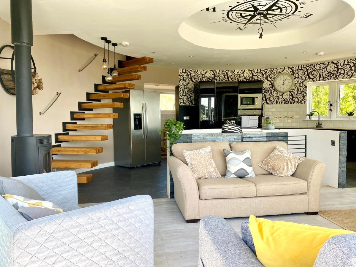 One Of The Best Properties In Lyme! Breathtaking Views Across The Whole Bay. 3 Stories With 2 Tier Veranda Around The Property. Sleeps 6 Lyme Regis Exteriér fotografie